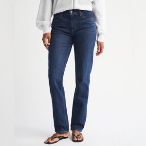 Abercrombie & Fitch Curve Love Mid Rise 90s Straight Jean in Dark (24 short)